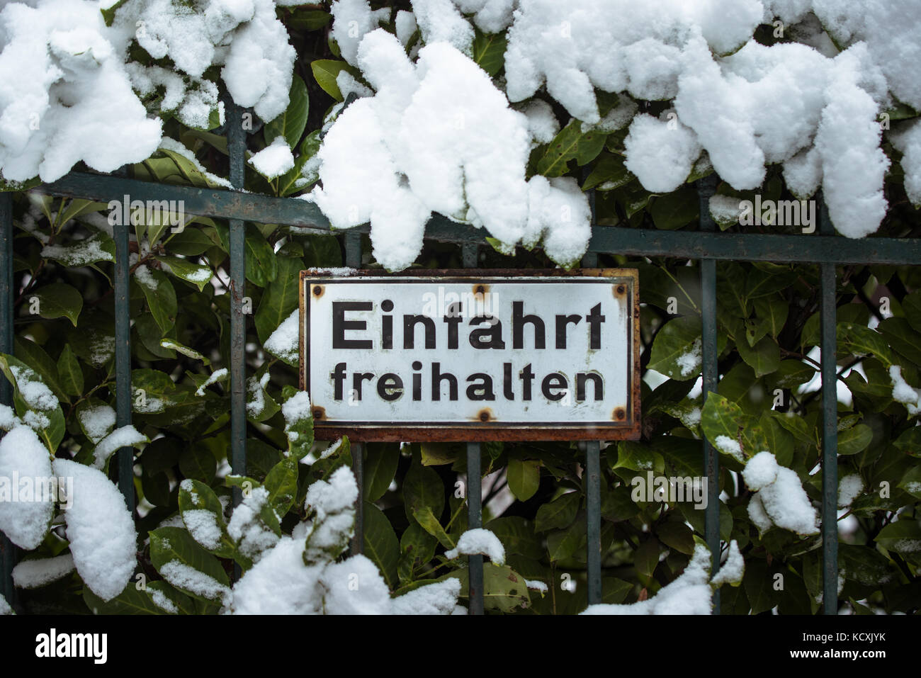 Einfahrt freihalten segno di traffico in inverno con la neve Foto Stock