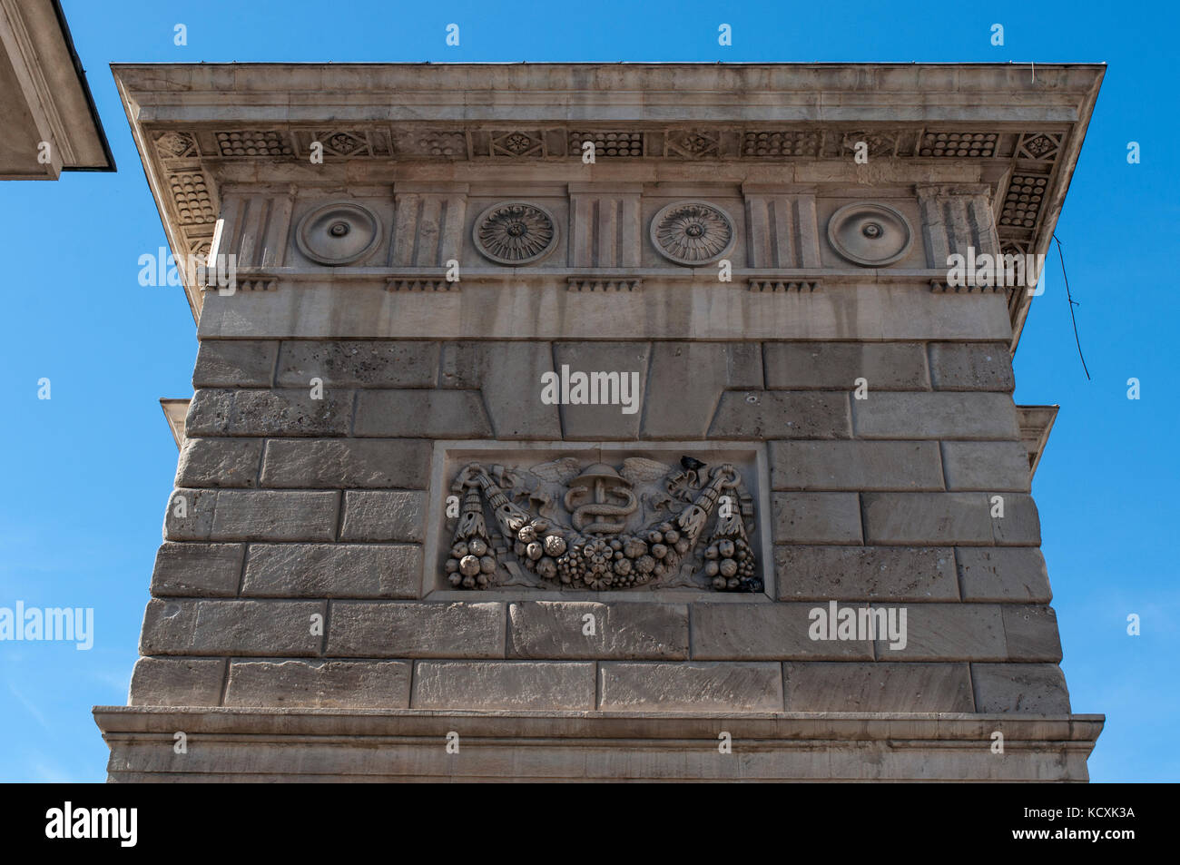 Italia: dettagli architettonici di porta garibaldi, una delle sei porte principali della città vecchia di Milano costruita all'interno dei bastioni (le antiche mura) Foto Stock