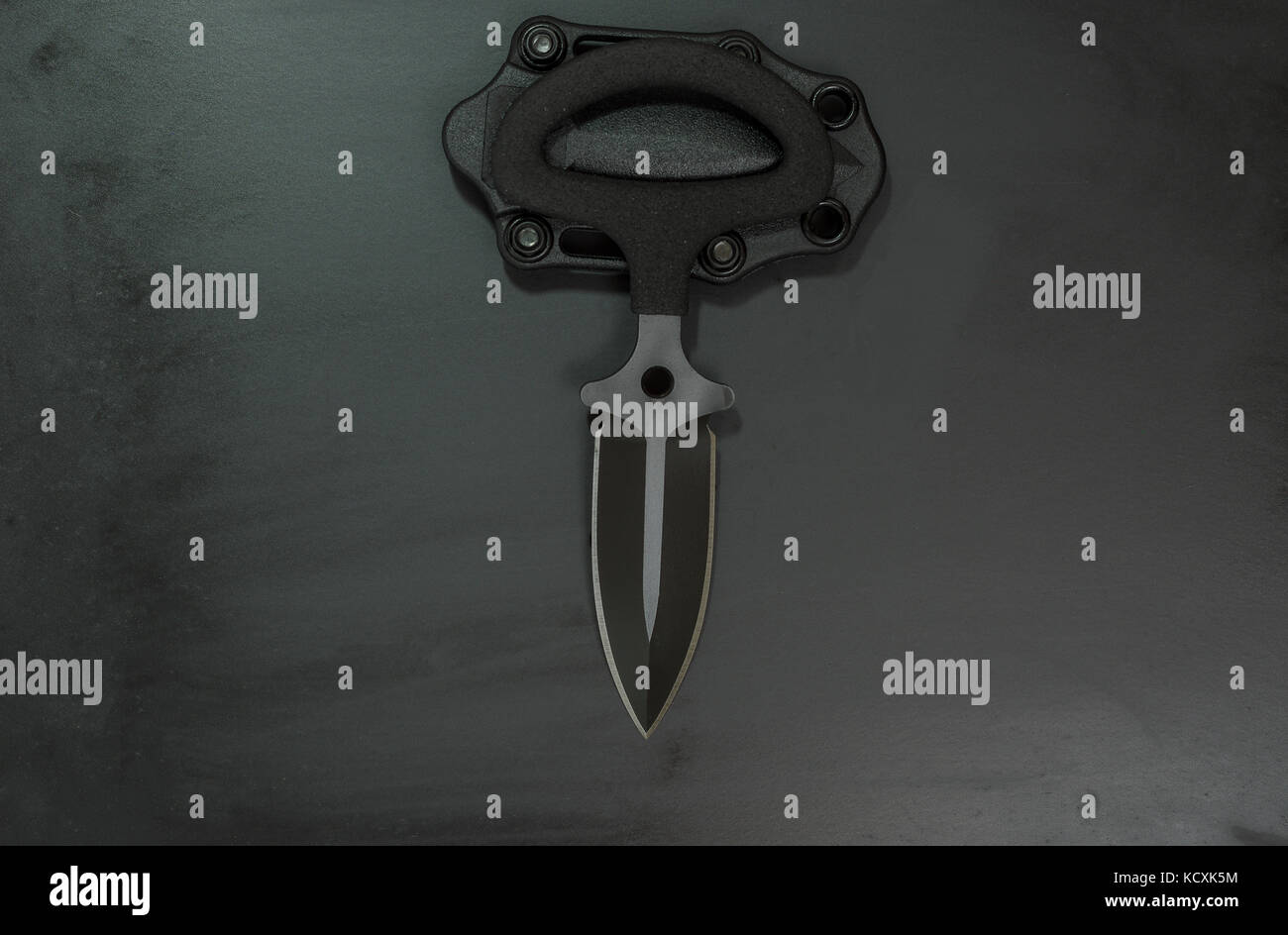 Coltello pugnale push. Coltello nero con bordo doppio punto di spear blade. Coltello nero e guaina nera. Foto Stock