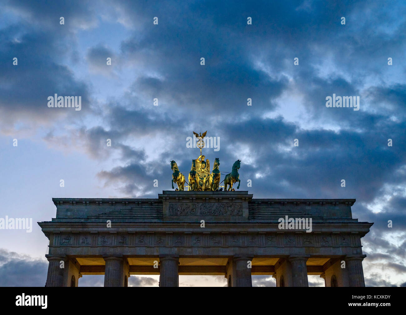 Berlino di notte (blu ora): Brandenburger Tor Foto Stock