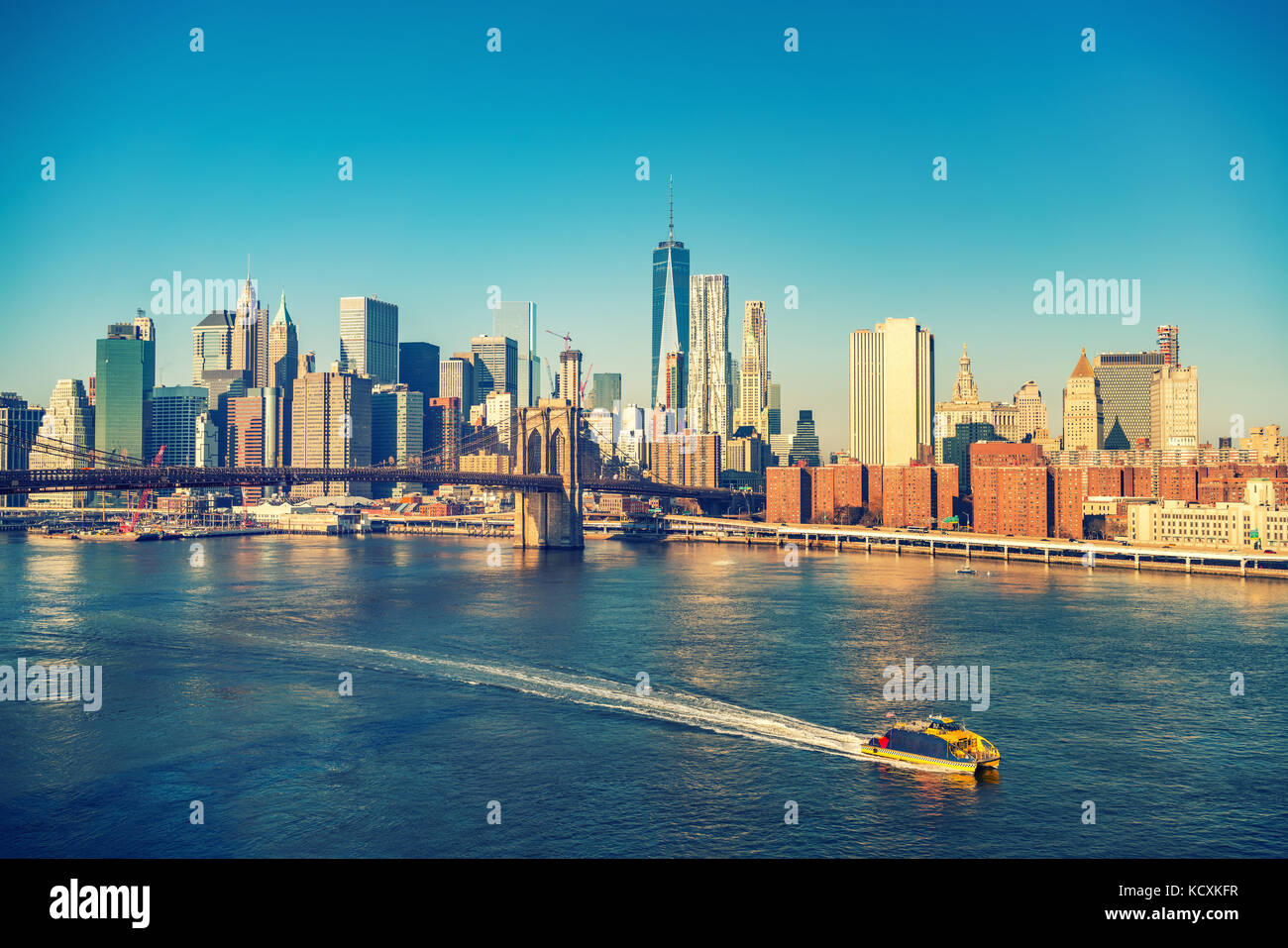 Il ponte di Brooklyn e Manhattan a giornata di sole Foto Stock