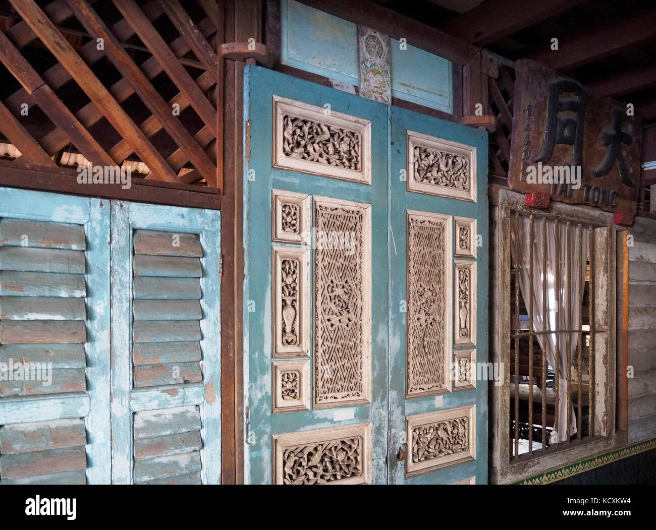 Classic porta con sculture tradizionali. Foto Stock