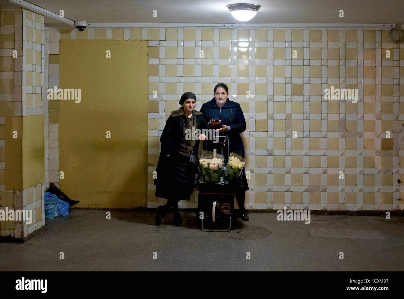 A la stazione kievskaya, les vendeurs à la sauvette sont vite repérés, il est formellement interdit de vendre des Fleurs à l'interieur et à l'exterieur Foto Stock