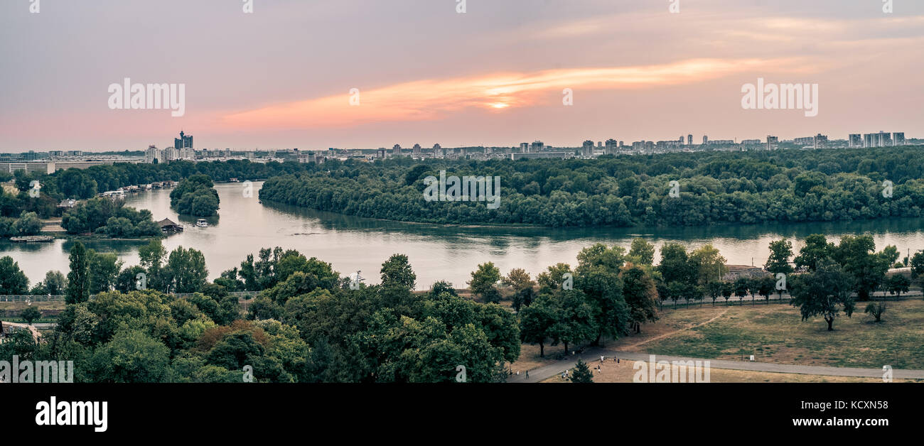 A Belgrado, in Serbia. il fiume Sava vista dal castello di Kalemegdan. Novi Beograd sullo sfondo Foto Stock