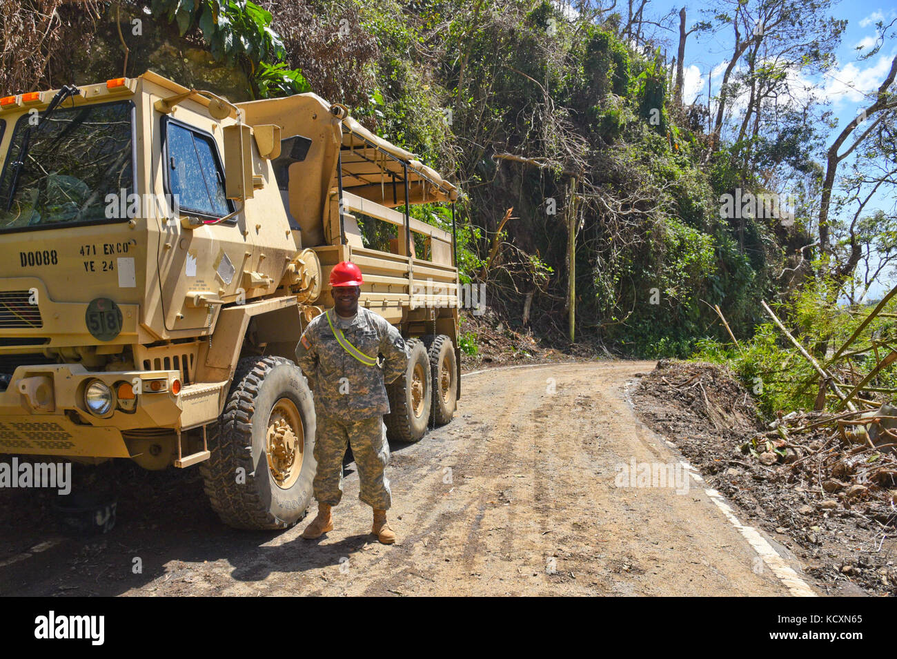 Stati Uniti La riserva di esercito soldato Spc. Esteban Rodriguez, una falegnameria e specialista in muratura, 448th Eng. Bn., Fort Buchanan, Puerto Rico, in posa per una fotografia durante la guida su strada con operazioni di compensazione su strada locale 128 vicino a Ponce, Puerto Rico, Ottobre 4, 2017. Attualmente, America's Army Reserve è quello di fornire una gamma completa di funzionalità per includere engineer, medici e logistica, come richiesto dalle autorità civili. (U.S. La riserva di esercito foto di Sgt. Edgar Valdez) Foto Stock