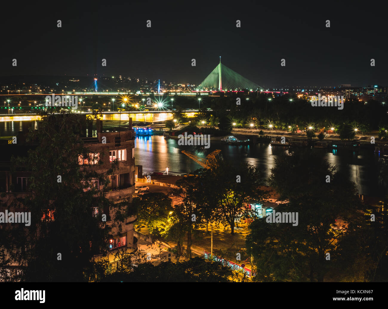 A Belgrado, in Serbia. vista notturna su i ponti sul fiume Sava. Foto Stock