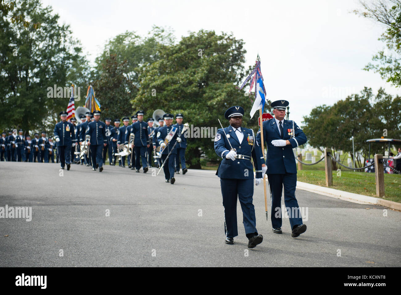 Gli Stati Uniti Air Force Guardia d'onore, IL GOVERNO DEGLI STATI UNITI Air Force Band e il 3D U.S. Reggimento di Fanteria (la vecchia guardia) cassettone plotone ha partecipato a tutti gli onori funebri PER GLI STATI UNITI Air Force Col. Robert Anderson nella sezione 55 di Al Cimitero Nazionale di Arlington, Arlington, Virginia, 6 ottobre 2017. Anderson, originariamente da Battle Creek, Michigan, è andato mancante su 6 ott. 1972 quando la sua F-4D si è schiantato in Vietnam del Nord. I suoi resti sono stati identificati su Ott. 22, 1998. (U.S. Foto dell'esercito da Elizabeth Fraser / il Cimitero Nazionale di Arlington / rilasciato) Foto Stock