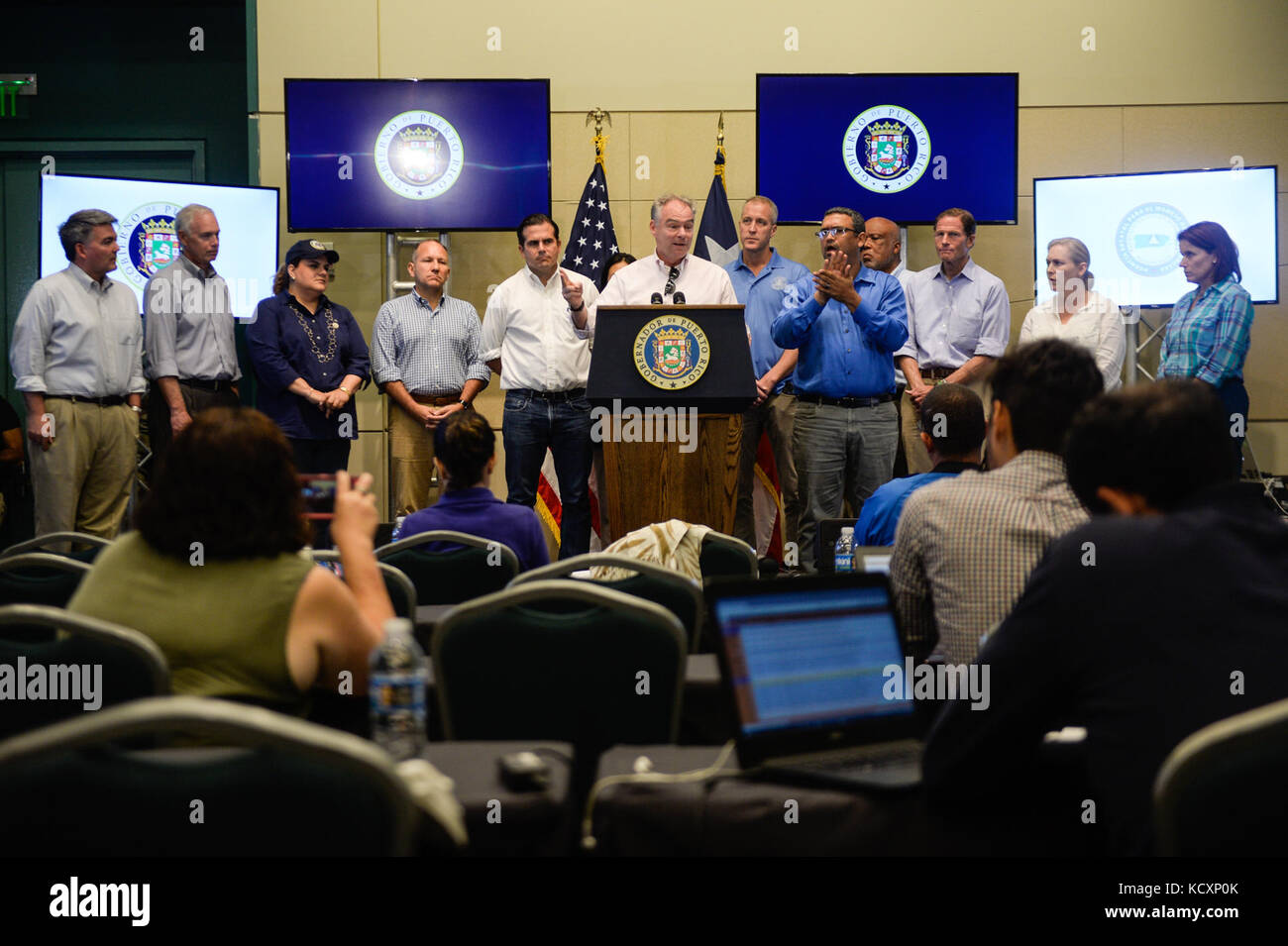 Virginia il senatore Tim Kaine lungo con una delegazione del Congresso parla ai giornalisti al San Juan Convention Center, il 7 ottobre 2017, dopo un breve tour intorno a Puerto Rico per vedere alcuni dei danni causati dall'uragano Maria. (U.S. Air Force foto di Master Sgt. Joshua L. DeMotts) Foto Stock