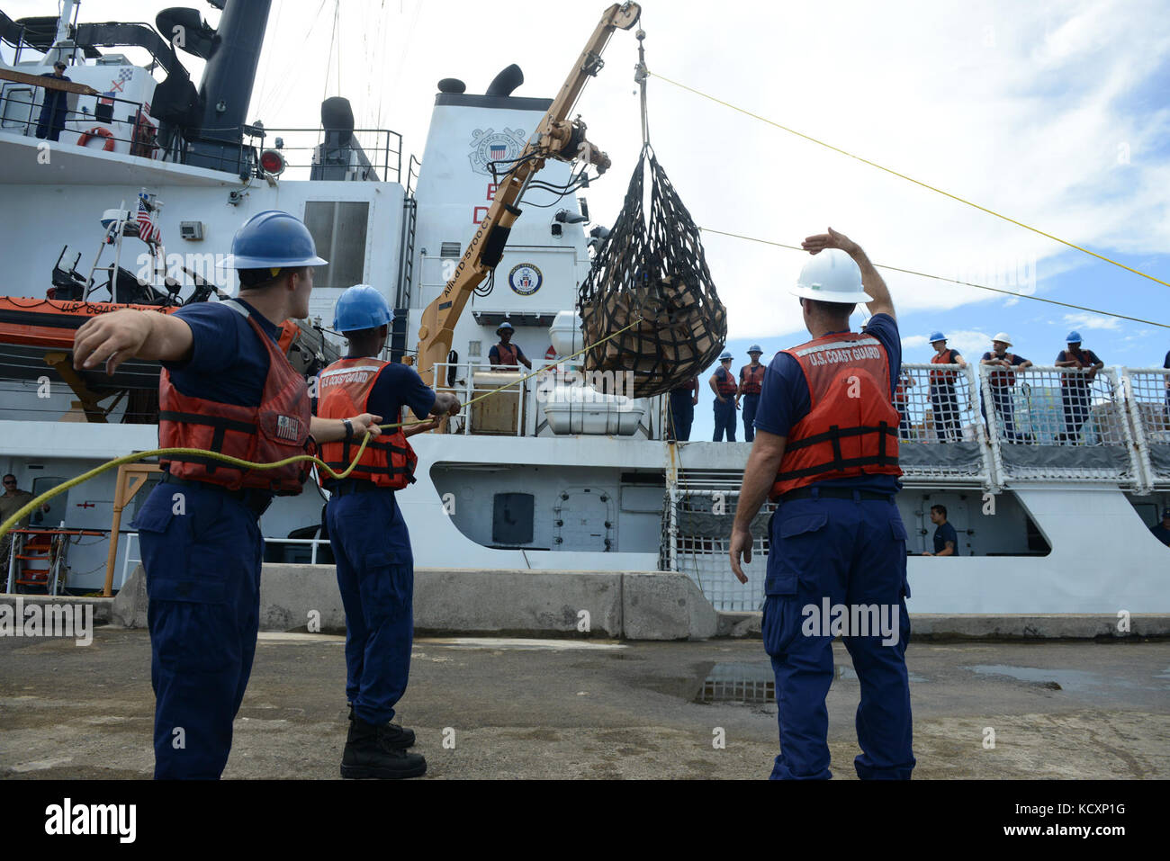 Il suo equipaggio dalla Guardacoste Venturous erogano circa 30.000 libbre di cibo e acqua a Vieques, Puerto Rico, il 7 ottobre 2017. Come parte del Department of Homeland Security team, la costa di protezione viene collegato direttamente a FEMA e il federale globale di recupero di uragano la fase di risposta di uragano Maria. Stati Uniti Coast Guard foto di Sottufficiali di terza classe David Flores. Foto Stock