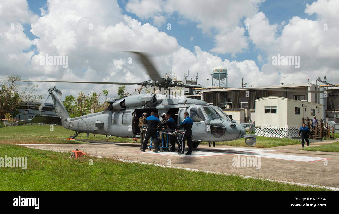 171007-N-MU198-030 San Juan, Puerto Rico (ott. 7, 2017) i membri dell'equipaggio di un MH-60S Seahawk, attaccato al 'Sea Cavalieri' di elicottero di mare squadrone di combattimento (HSC) 22 arrivano al Centro Medico per trasferire i pazienti a Puerto Rican professionisti durante una evacuazione medica. Il comfort è arrivato nella regione di Arecibo-Manati di Puerto Rico per fornire servizi medici con visite aggiuntive essendo previsto intorno l'isola. Gli Stati Uniti La salute e i servizi umani e Puerto Rico Dipartimento di Salute rappresentanti stanno dando priorità ai pazienti a ogni fermata prima di comfort dell'arrivo. Il Dipartimento della Difesa è sup Foto Stock