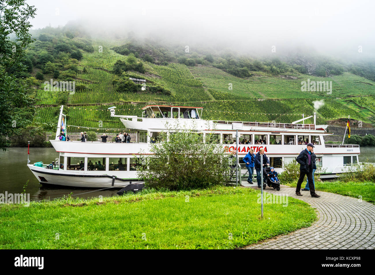 "Romantica" per gite di un giorno in barca il ferry quay nella nebbia, lupo- Traben-Trarbach, la valle di Mosel, Renania-Palatinato, Germania Foto Stock