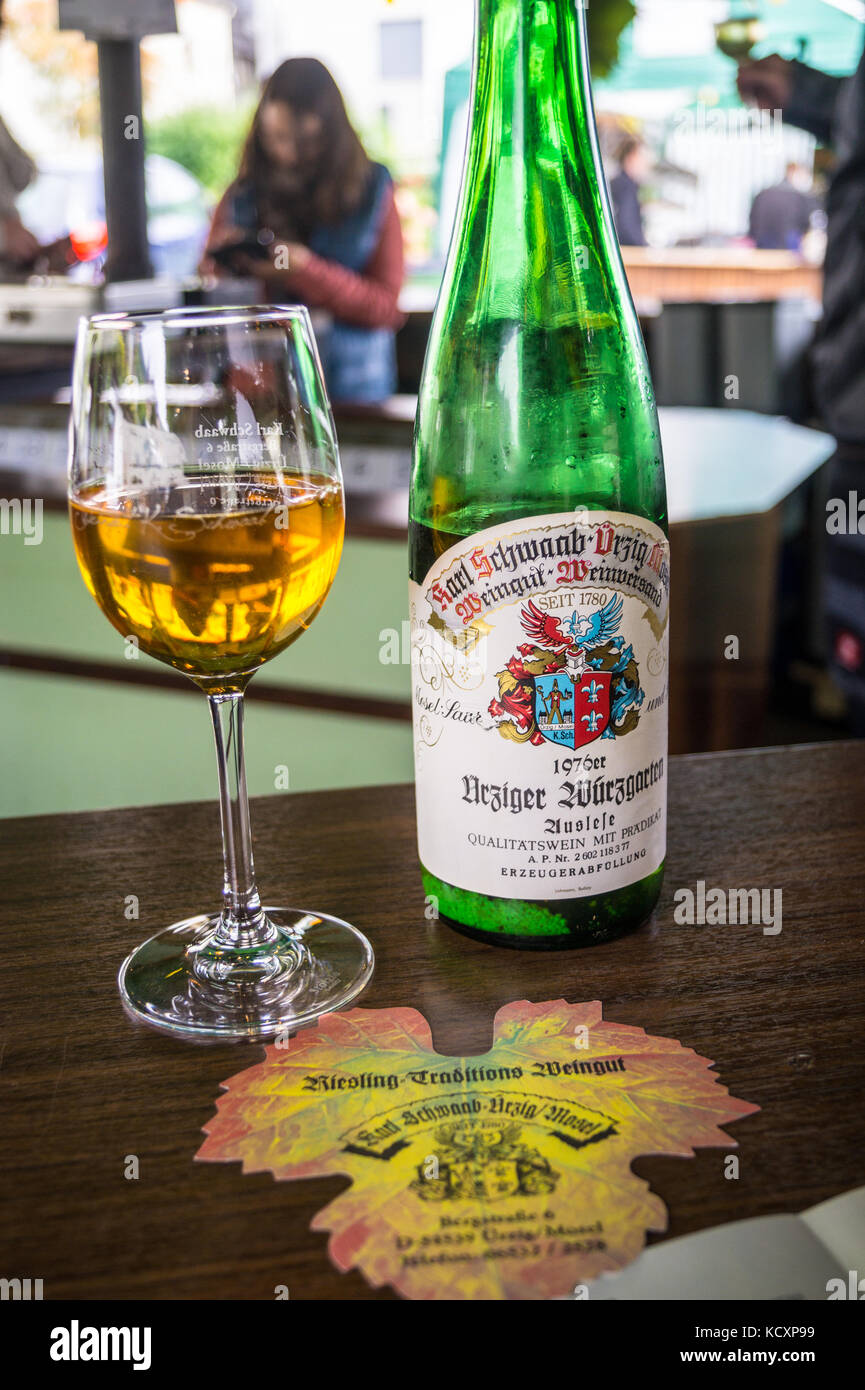 Una bottiglia di vetro e di 1976 Ürziger Würzgarten Riesling Auslese vino da Weingut Karl Schwaab, Ürzig Mosel, Renania-Palatinato, Germania Foto Stock