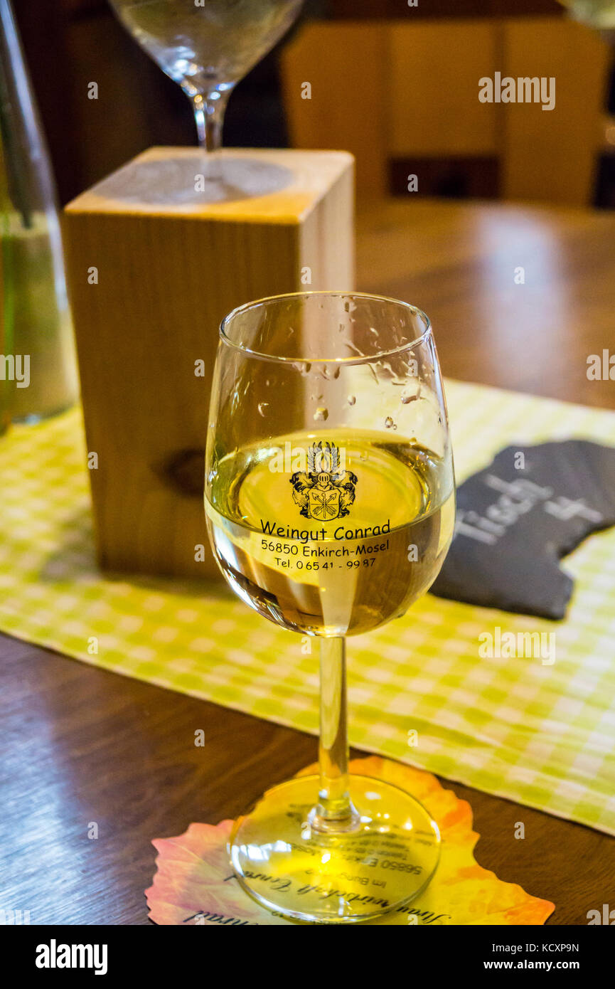 Un bicchiere di bianco vino Riesling da Weingut Conrad, Herbstfest autunno wine festival, Enkirch, la valle di Mosel, Renania-Palatinato, Germania Foto Stock
