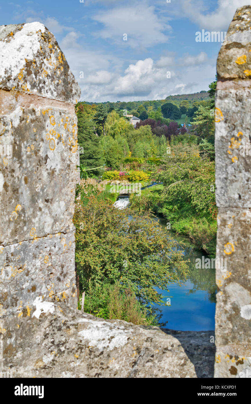 WELLS Somerset in Inghilterra il palazzo dei vescovi fossato e giardino da mura fortificate Foto Stock