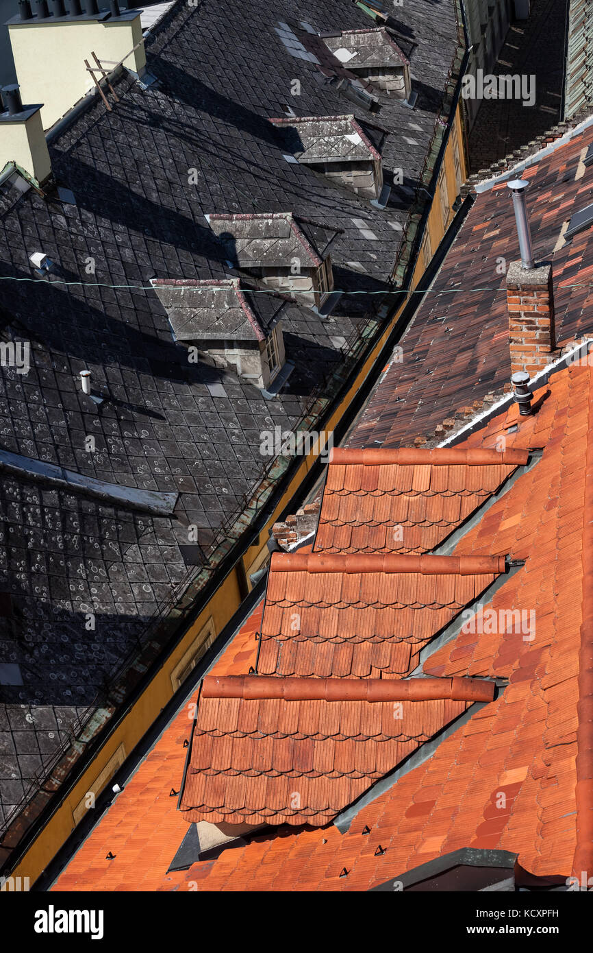 Rosso e nero tegola di tetto della casa, città vecchia tetti architettura astratta, in contrasto con due metà composizione, città di bratislava, Slovacchia Foto Stock