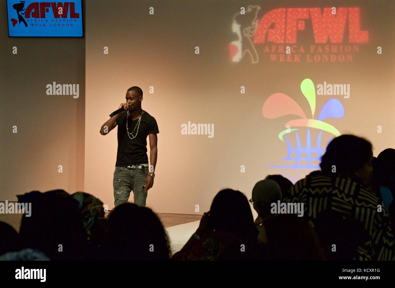 Esibizione di musica dal vivo all'Africa Fashion Week di Londra 2016 Foto Stock