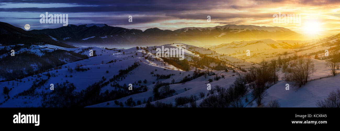 Il giorno e la notte e cambiare idea in un fantastico panorama di montagne in inverno. coperta di neve area rurale su dolci colline e un enorme mountai Foto Stock