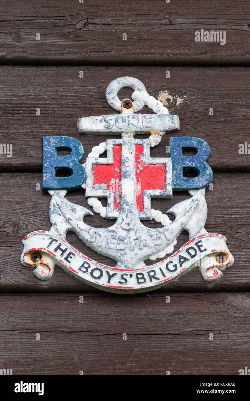 Boys Brigade badge e motto 'Sure and steadfast' (ortografia stedfast) su Boys Brigade Hut, Portavadie, Argyll and Bute, Scozia, Regno Unito Foto Stock