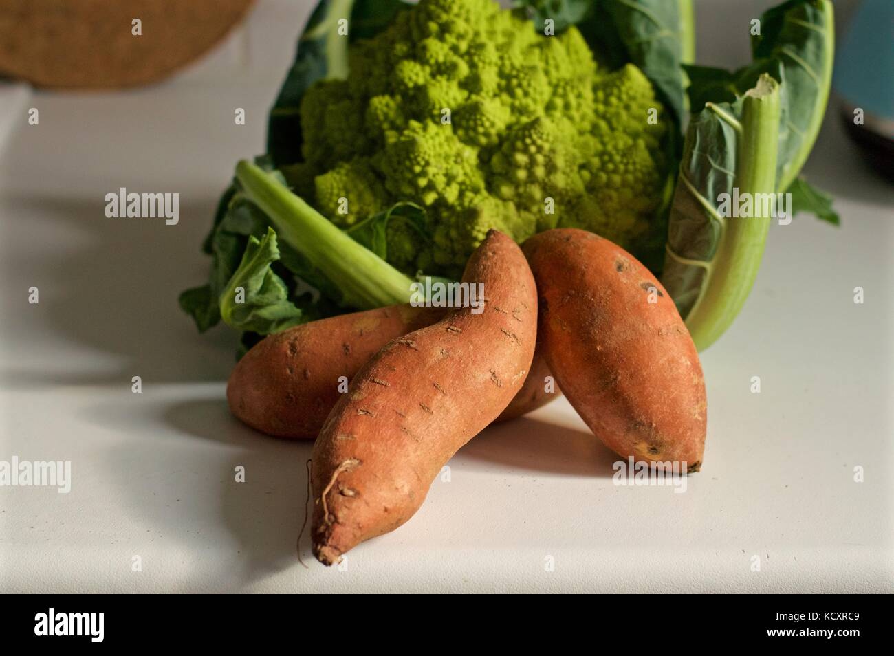 Romanesco broccoli e patate dolci Foto Stock