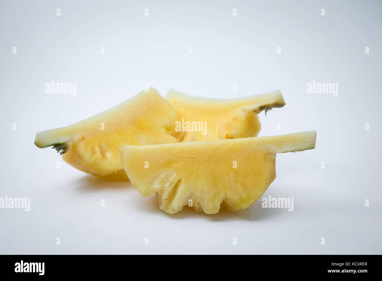 Fetta di ananas isolati su sfondo bianco Foto Stock