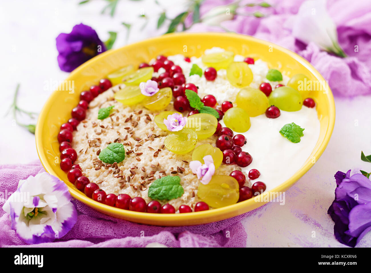 Delizioso e sano di farina di avena con uve, yogurt e formaggio. Colazione sana. fitness. alimentare nutrizione adeguata. Foto Stock