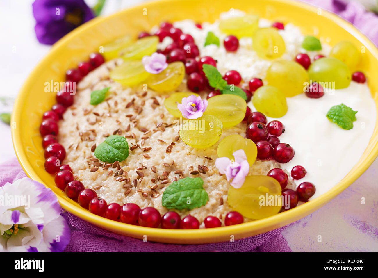 Delizioso e sano di farina di avena con uve, yogurt e formaggio. Colazione sana. fitness. alimentare nutrizione adeguata. Foto Stock