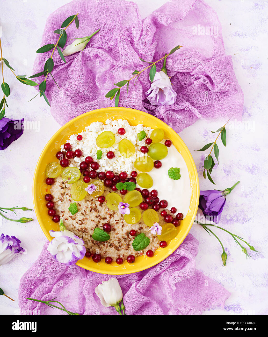 Delizioso e sano di farina di avena con uve, yogurt e formaggio. Colazione sana. fitness. alimentare nutrizione adeguata. flat laici. vista dall'alto. Foto Stock