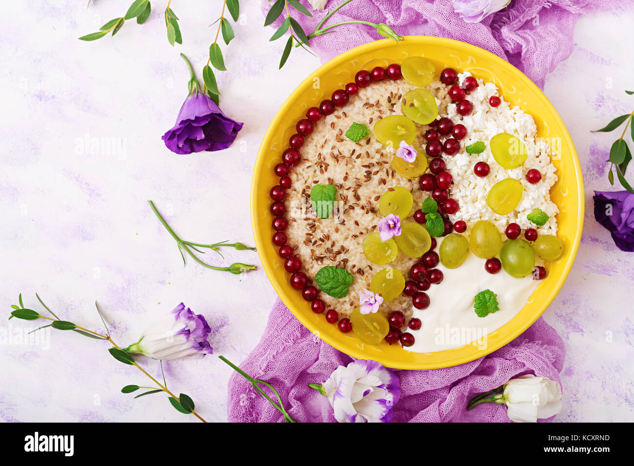 Delizioso e sano di farina di avena con uve, yogurt e formaggio. Colazione sana. fitness. alimentare nutrizione adeguata. flat laici. vista dall'alto. Foto Stock