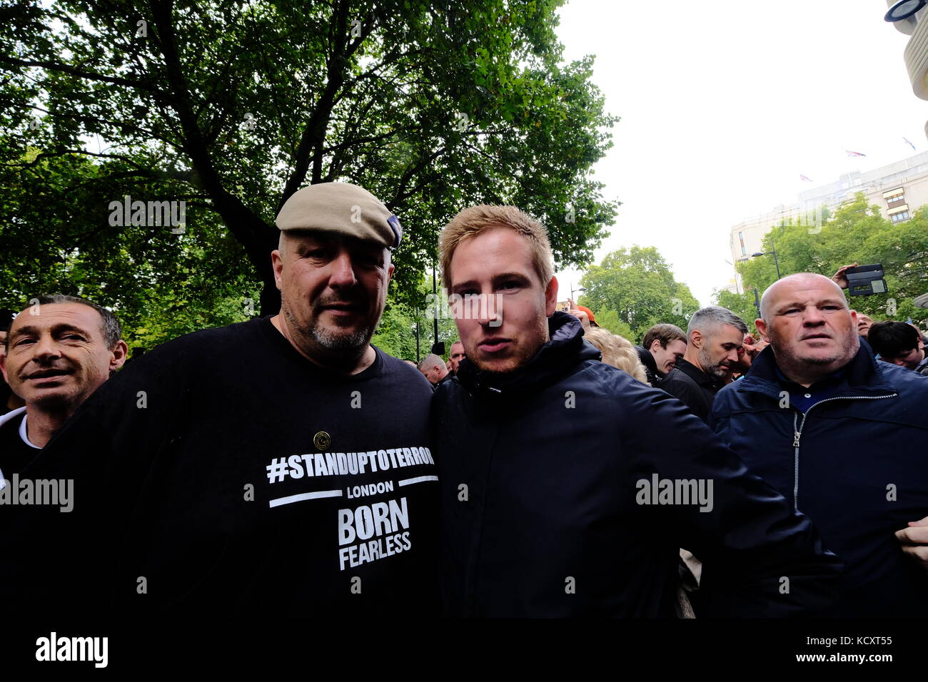 Londra, Regno Unito. 7 ott 2017. football lads alliance marzo a Londra contro il terrorismo. john meighan e phil campion credito: londonphotos/alamy live news Foto Stock