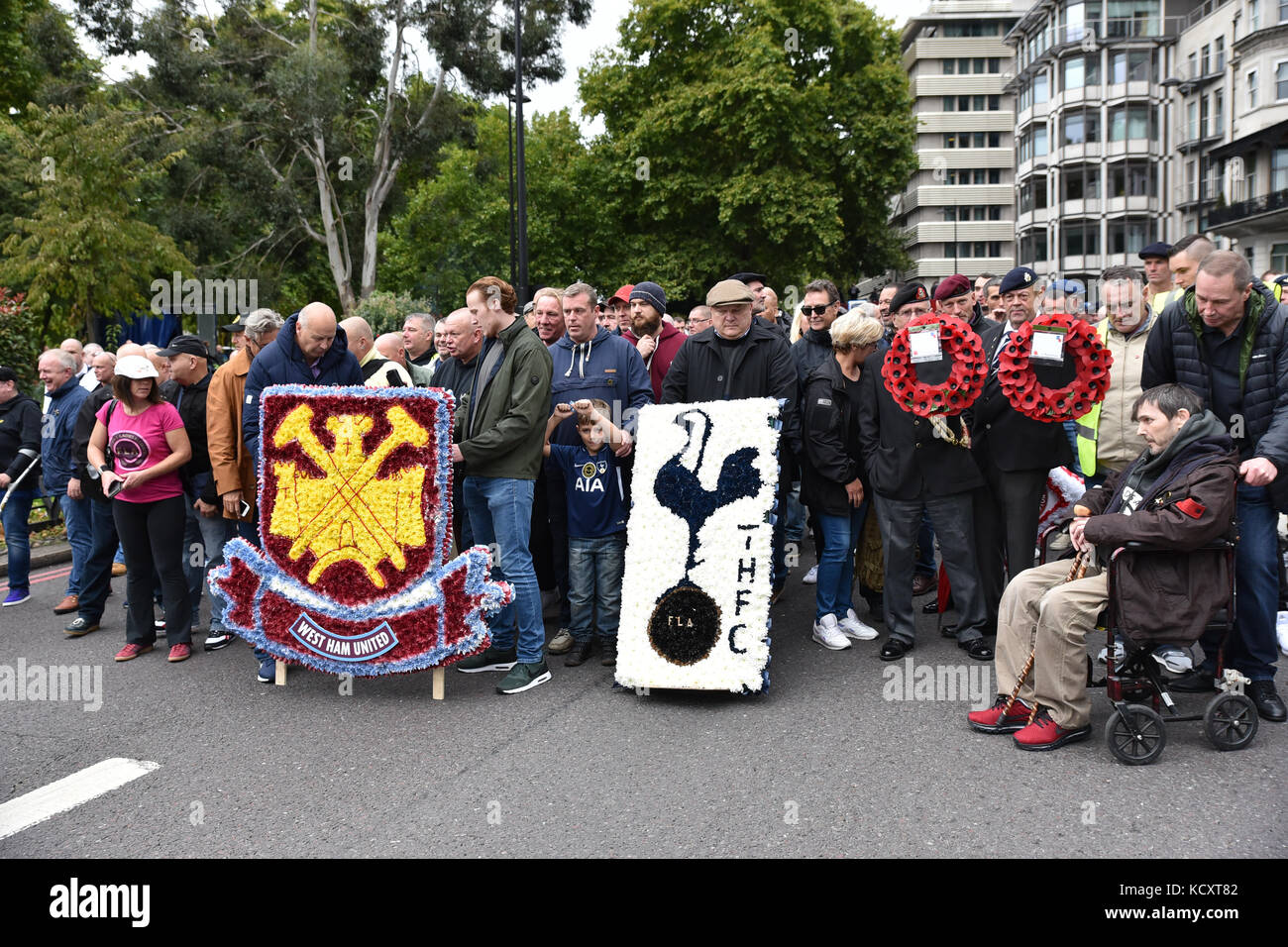 Londra, Regno Unito. 7 ottobre 2017. Migliaia di tifosi di calcio marciano attraverso Londra contro l’estremismo. Crediti: Matthew Chattle/Alamy Live News Foto Stock