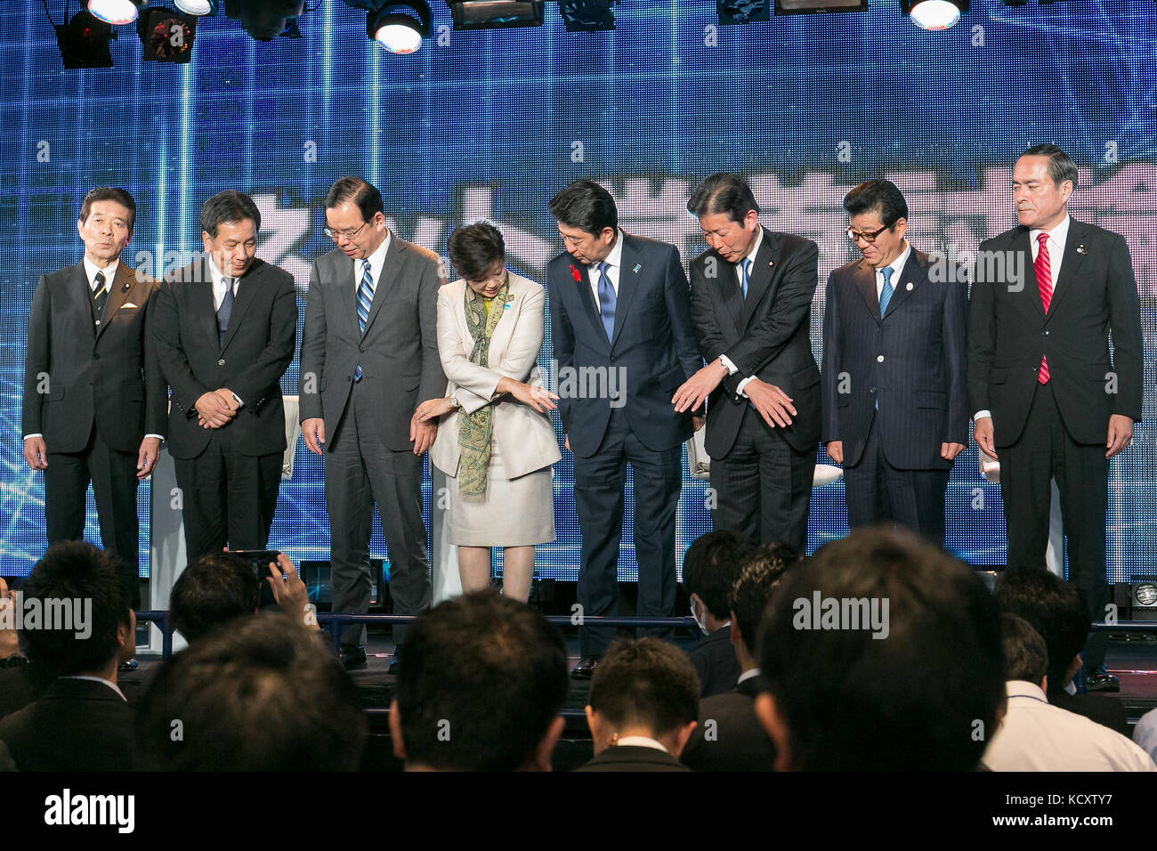 Tokyo, Giappone. 7 ott 2017. Giappone di dirigenti di partiti politici pongono per le telecamere durante un dibattito pubblico online in streaming il 7 ottobre 2017, Tokyo, Giappone. Giappone di dirigenti di partiti politici hanno risposto alle domande circa la società, economia, di sicurezza e di altri problemi prima della elezione a scatto che si terrà nel mese di ottobre 22. il dibattito pubblico è stato organizzato e online in streaming dai giapponesi video sociale niconico sito web in collaborazione con Yahoo Notizie del sito in Giappone. Credito: rodrigo reyes marin/aflo/alamy live news Foto Stock