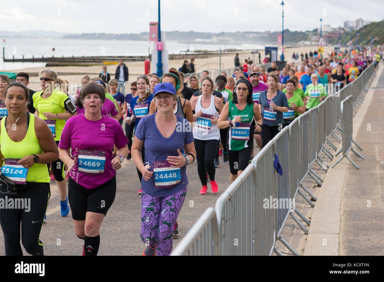 Bournemouth, Dorset, Regno Unito. 7th ottobre 2017. Concorrenti in una corsa di 10k al Bournemouth Marathon Festival 2017 che corre lungo la passeggiata a Boscombe. Molti sono fondi di raccolta per la carità. Foto Stock