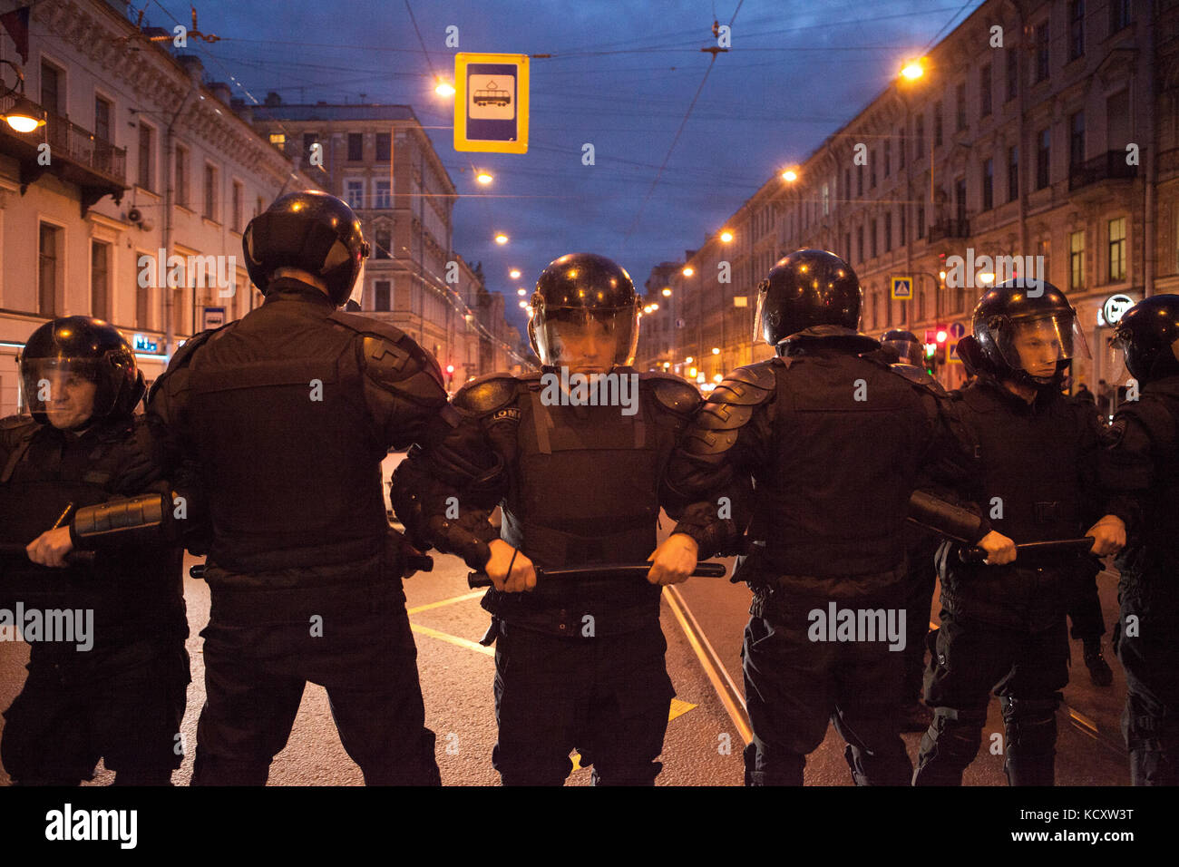 San Pietroburgo, Russia. 7 ottobre 2017. Gli agenti di polizia dell'unità OMON bloccano una strada durante una manifestazione nel centro di San Pietroburgo, Russia, 7 ottobre 2017. Durante una manifestazione in occasione del compleanno del presidente Putin, la polizia russa ha iniziato ad arrestare alcuni attivisti, come riportano i media. Crediti: Emile Ducke/dpa/Alamy Live News Foto Stock