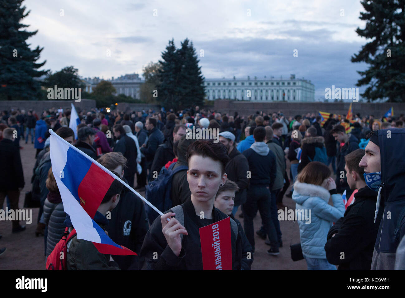 San Pietroburgo, Russia. 7 ottobre 2017. I manifestanti con bandiere russe e cartelli che recano "Navalny 2018" partecipano a una dimostrazione sul campo di Marte a San Pietroburgo, Russia, il 7 ottobre 2017. Durante una manifestazione in occasione del compleanno del presidente Putin, la polizia russa ha iniziato ad arrestare alcuni attivisti, come riportano i media. Crediti: Emile Ducke/dpa/Alamy Live News Foto Stock