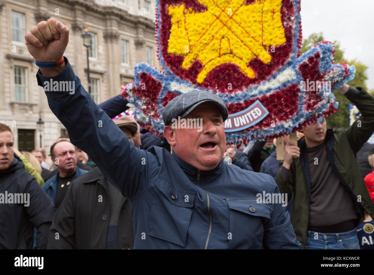 Londra, Regno Unito. Il 7 ottobre, 2017. I manifestanti di partecipare in marzo dalla Football Lads Alliance (FLA), da Pall Mall di Westminster Bridge. Credito: Thabo Jaiyesimi/Alamy Live News Foto Stock