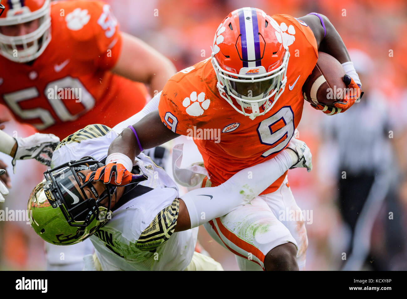 Clemson running back Travis Etienne (9) e Wake Forest defensive back Amari Henderson (4) durante il NCAA college football gioco tra Wake Forest e Clemson sabato 7 ottobre 2017 presso il Memorial Stadium di Clemson, SC. Giacobbe Kupferman/CSM Foto Stock