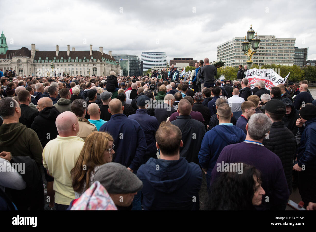 Londra, Regno Unito. 7 ottobre 2017. Migliaia di sostenitori della Football Lads Alliance (FLA) e dei veterani contro il terrorismo sul ponte di Westminster alla fine del secondo 'Arch Against Extremism' da Park Lane. La FLA è stata formata in seguito all'attacco terroristico del London Bridge il 3 giugno. Credit: Mark Kerrison/Alamy Live News Foto Stock