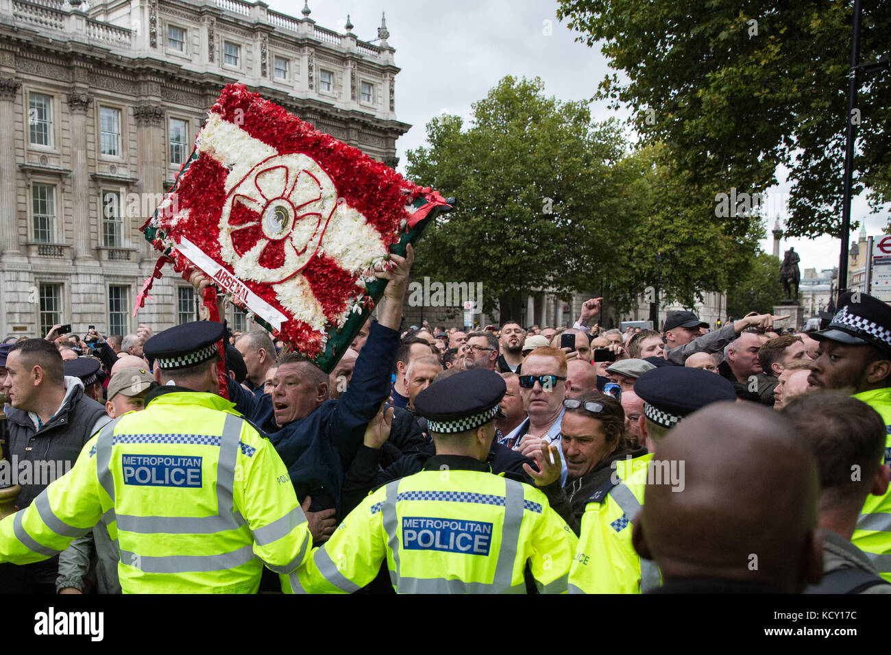 Londra, Regno Unito. 7 ottobre 2017. I sostenitori della Football Lads Alliance (FLA) passano oltre gli attivisti antirazzisti da Stand Up a Racism fuori Downing Street durante il loro secondo 'Arch Against Extremism' da Park Lane a Westminster Bridge. La FLA è stata formata in seguito all'attacco terroristico del London Bridge il 3 giugno. Credit: Mark Kerrison/Alamy Live News Foto Stock