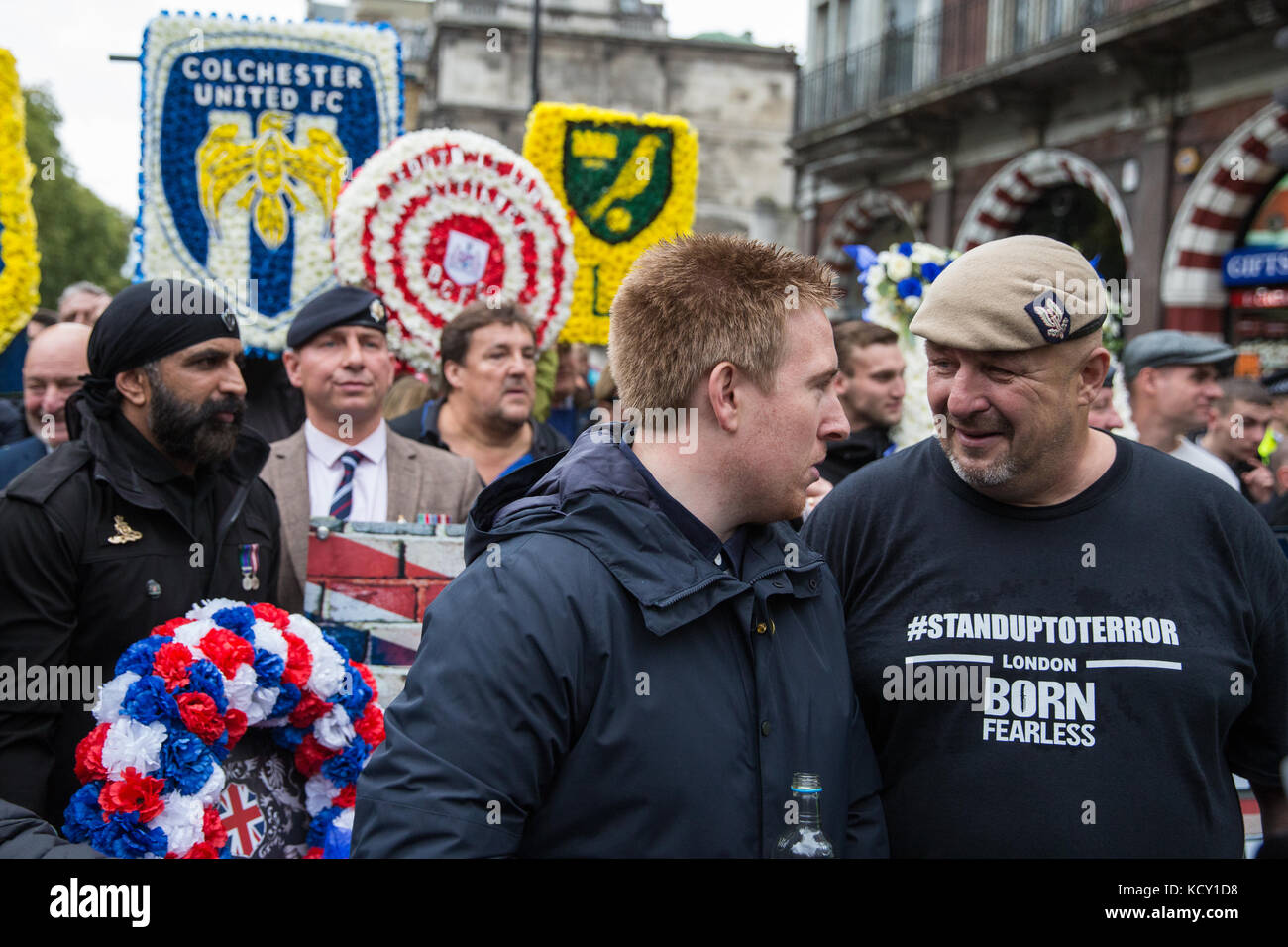 Londra, Regno Unito. Il 7 ottobre, 2017. John Meighan, fondatore della Football Lads Alliance (FLA), e Phil Campion, ex soldato SAS, portano migliaia di tifosi e i veterani contro il terrorismo su una seconda 'Marco contro l'estremismo' attraverso il centro di Londra da Park Lane a Westminster Bridge. Il FLA è stata formata in seguito il ponte di Londra attacco terroristico il 3 giugno. Credito: Mark Kerrison/Alamy Live News Foto Stock