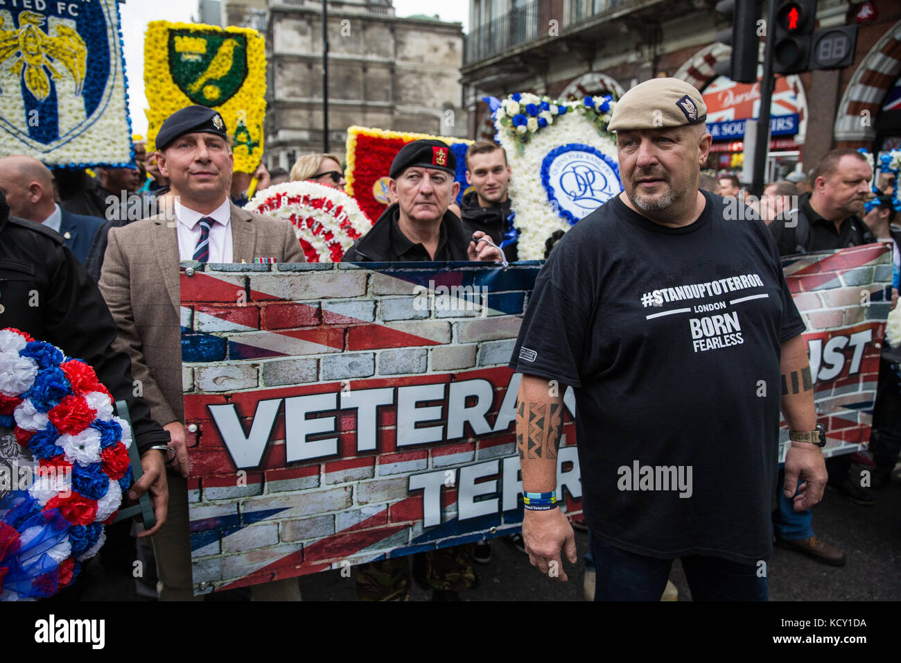 Londra, Regno Unito. Il 7 ottobre, 2017. Phil Campion, ex soldato SAS, con i veterani contro il terrorismo e migliaia di sostenitori del Football Lads Alliance (FLA) su una seconda 'Marco contro l'estremismo' attraverso il centro di Londra da Park Lane a Westminster Bridge. Il FLA è stata formata in seguito il ponte di Londra attacco terroristico il 3 giugno. Credito: Mark Kerrison/Alamy Live News Foto Stock