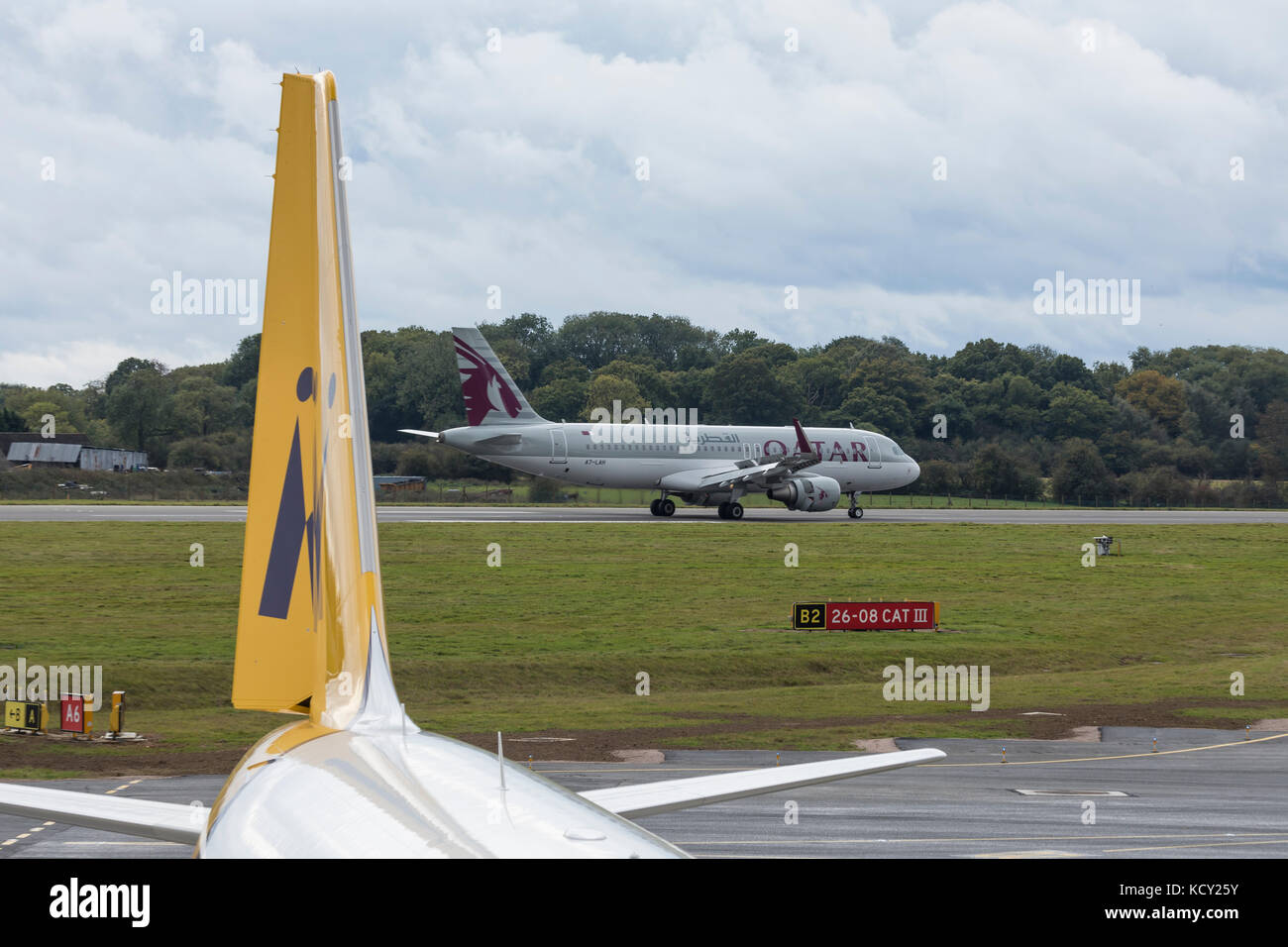 Luton, Regno Unito. Il 7 ottobre, 2017. Qatar Airways Airbus A320 che, a7-lah, a Londra Luton Airport avendo appena arrivati da mahon come parte dell'autorità dell'aviazione civile del programma di volo per riportare i passeggeri a seguito della somministrazione di Monarch Airlines. Credito: nick whittle/alamy live news Foto Stock