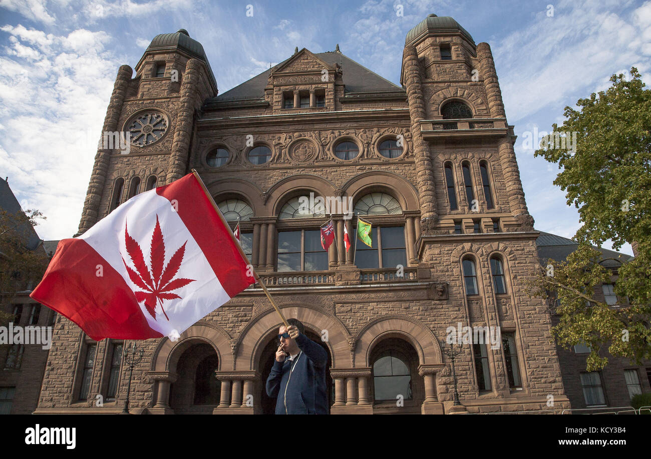 Toronto, Ontario, Canada. 7 ottobre 2017. Rally organizzato da Marc Emery attivista e proprietario di un negozio al dettaglio Cannabis Culture a Vancouver e Toronto, contro la proposta del governo dell'Ontario di vendere e distribuire cannabis attraverso un modello simile a come viene venduto il liquore nella provincia, i negozi di proprietà del governo conosciuti come LCBO (Liquor Control Board of Ontario) il rally si è tenuto presso l'edificio Parlament a Queen's Park, nel centro di Toronto. Crediti: Joao De Franco/ZUMA Wire/Alamy Live News Foto Stock
