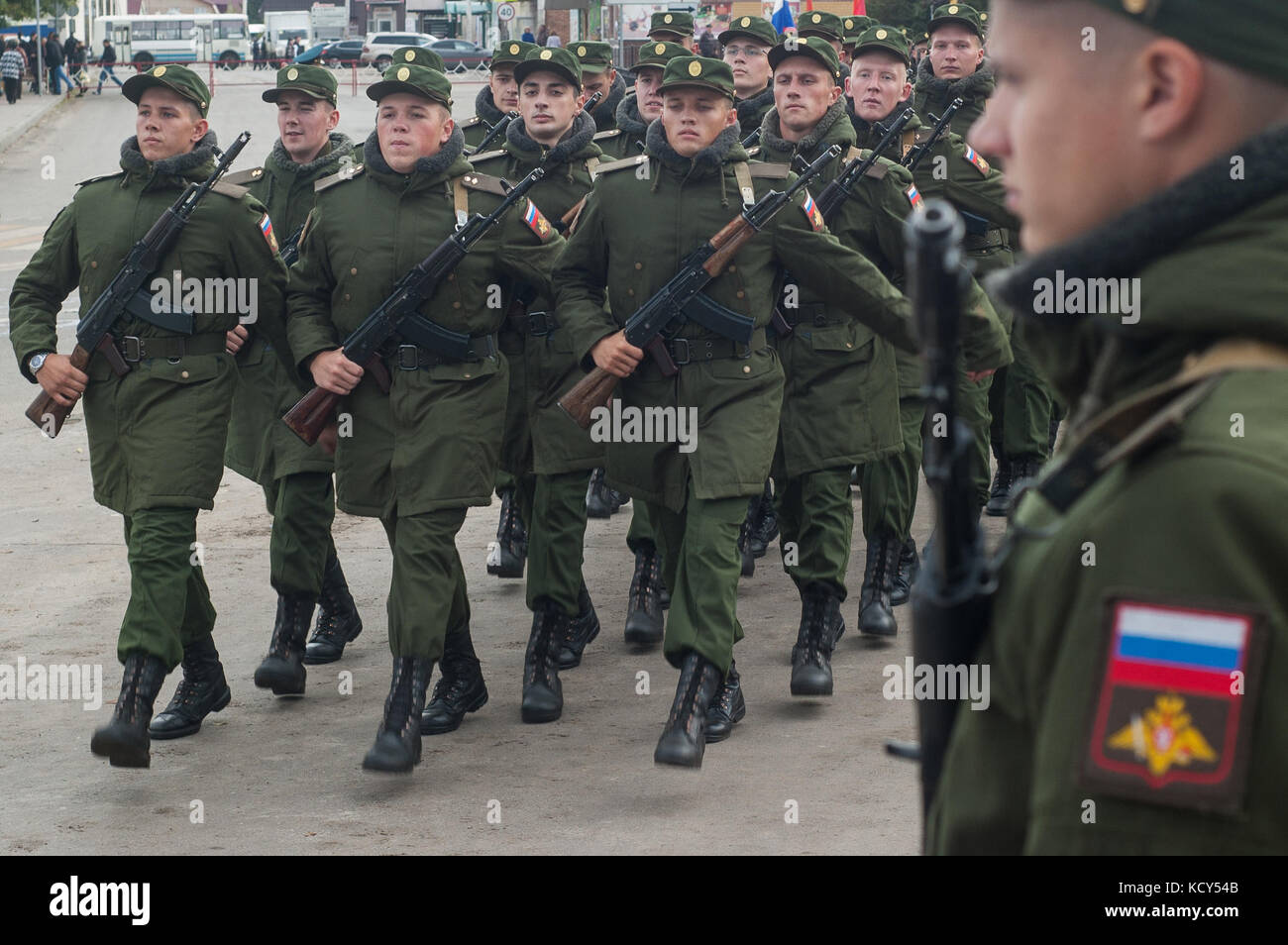 Città Rasskazovo, regione di Tambov, Russia. 8 ottobre 2017. Coscritti dell'esercito russo che marciano attraverso la piazza principale della città Rasskazovo credito: Aleksei Sukhorukov/ZUMA Wire/Alamy Live News Foto Stock