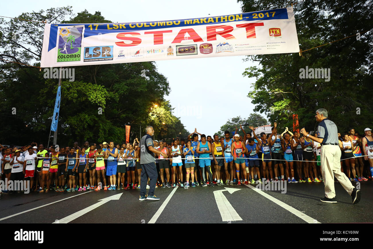 Colombo, Sri Lanka. 8 ottobre 2017. La SLR colombo Marathon, la maratona più influente dello Sri Lanka, prende il via l'8 settembre 2017, attirando 8500 giocatori in più di 47 paesi e regioni. Crediti: Pradeep Dambarage/Alamy Live News Foto Stock