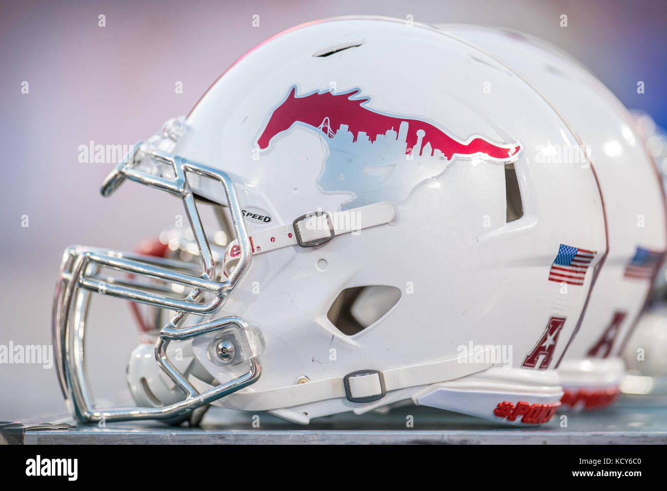 Houston, TX, Stati Uniti d'America. Il 7 ottobre, 2017. Un bianco Southern Methodist Mustangs casco, compresa un'immagine della skyline di Dallas all'interno del logo, si siede sul collaterale durante il secondo trimestre di un NCAA Football gioco tra la SMU Mustangs e l'Università di Houston Cougars a TDECU Stadium di Houston, TX. Houston ha vinto il gioco 35-22.Trask Smith/CSM/Alamy Live News Foto Stock