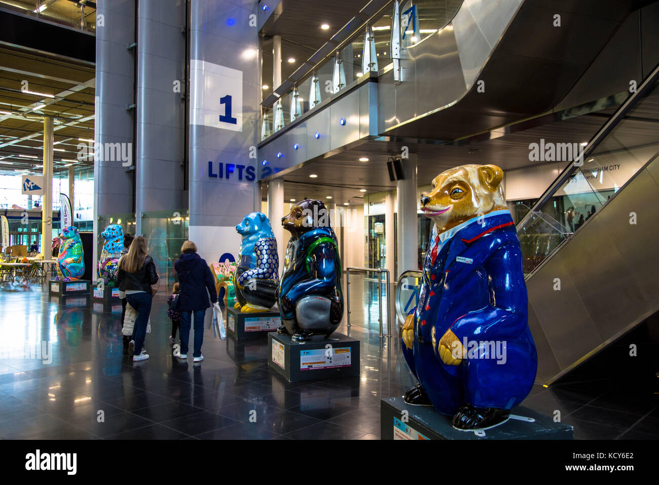 Birmingham, Regno Unito. 8 Ottobre, 2017. Il definitivo addio di tutti i Big Sleuth poggia con la maggior parte degli orsi al Parco Eastside e 22 della porta all'interno di Millennium point. La sua ultima occasione per il pubblico di vedere tutti gli orsi insieme in un unico luogo prima che essi vengono svenduti per raccogliere fondi per la Birmingam ospedale per bambini. Credito: Steven roe/Alamy Live News Foto Stock