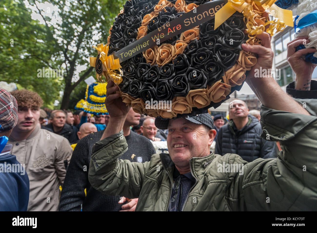 7 ottobre 2017 - Londra, Regno Unito. Il 7 ottobre 2017. di veterani di guerra contro il terrorismo in linea con una corona di fiori ed il loro banner in park lane prima di marciare con il calcio lads alleanza a Westminster Bridge con ghirlande che rappresenta i club di grandi e piccole in tutto il paese. le diverse migliaia di dimostranti protestavano contro i recenti attacchi terroristici nel Regno Unito e in Europa, ricordando le vittime e chiede al governo di intraprendere un'azione decisiva contro la minaccia estremista, compreso il blocco di tutti i sospetti terroristi e deportare quelli di origine straniera. Gli organizzatori sottolineano che essi sono contrari Foto Stock