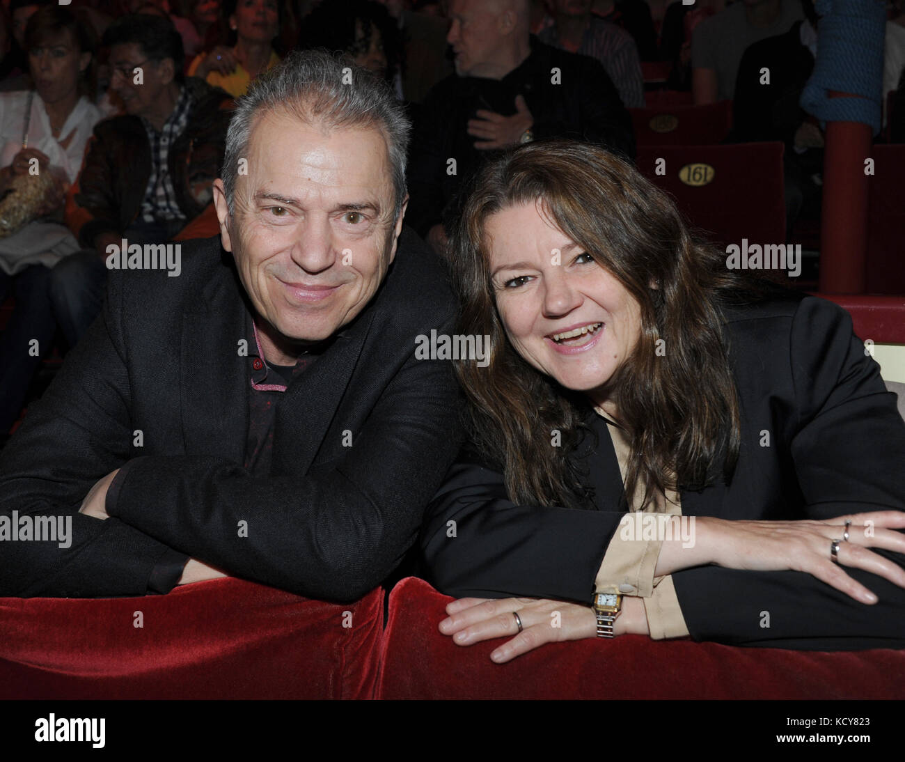Monaco, Germania. 7 ottobre 2017. Il musicista e compositore Guenther Sigl e la moglie Doris durante la prima serata di gala del Circo Roncalli con lo slogan "40 anni di viaggio verso l'arcobaleno" presso la tenda Leonrods Plaza di Monaco, Germania, 7 ottobre 2017. Lo spettacolo del giubileo durerà fino al 12 novembre 2017. Crediti: Ursula Düren/dpa/Alamy Live News Foto Stock