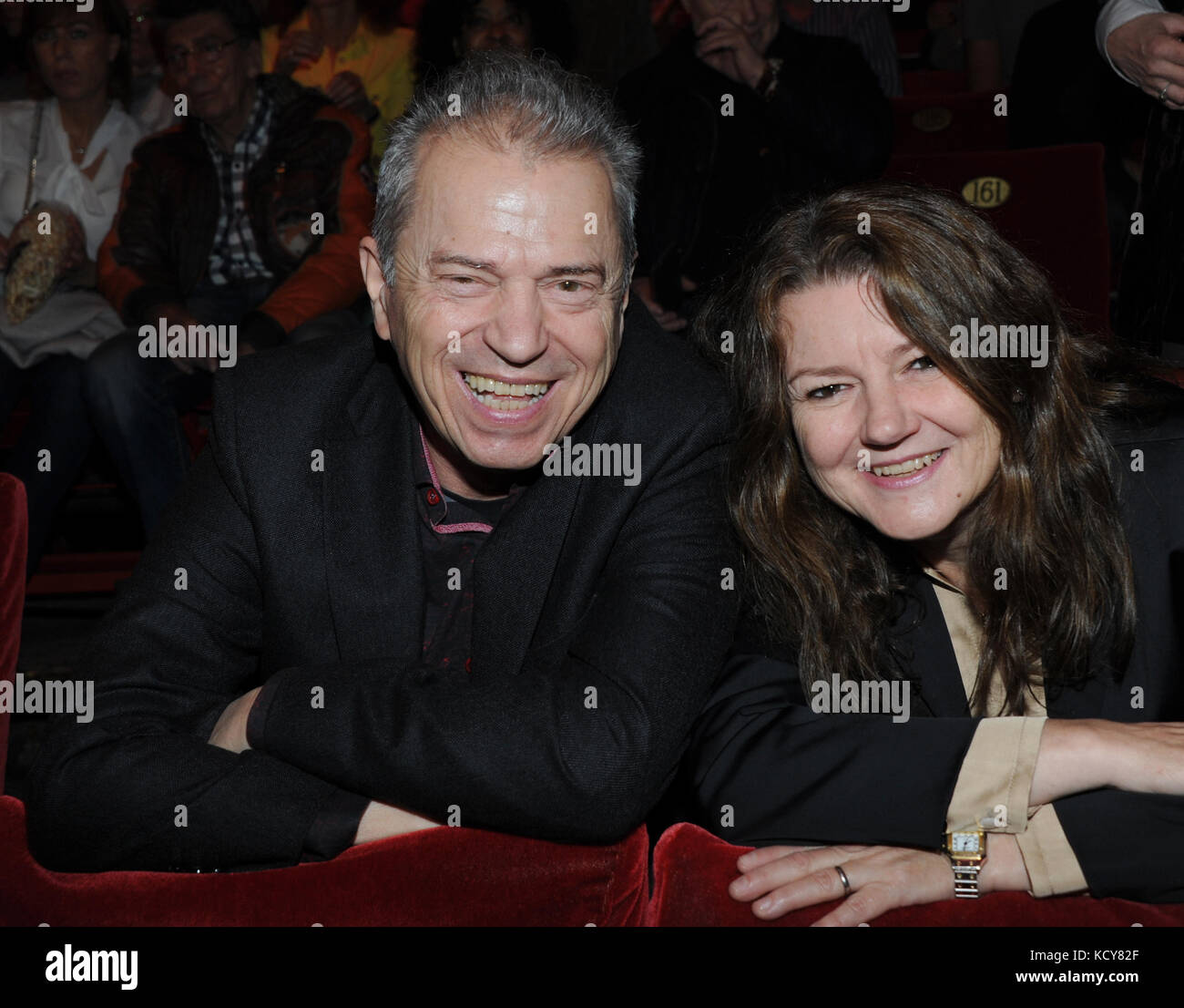 Monaco, Germania. 7 ottobre 2017. Il musicista e compositore Guenther Sigl e la moglie Doris durante la prima serata di gala del Circo Roncalli con lo slogan "40 anni di viaggio verso l'arcobaleno" presso la tenda Leonrods Plaza di Monaco, Germania, 7 ottobre 2017. Lo spettacolo del giubileo durerà fino al 12 novembre 2017. Crediti: Ursula Düren/dpa/Alamy Live News Foto Stock