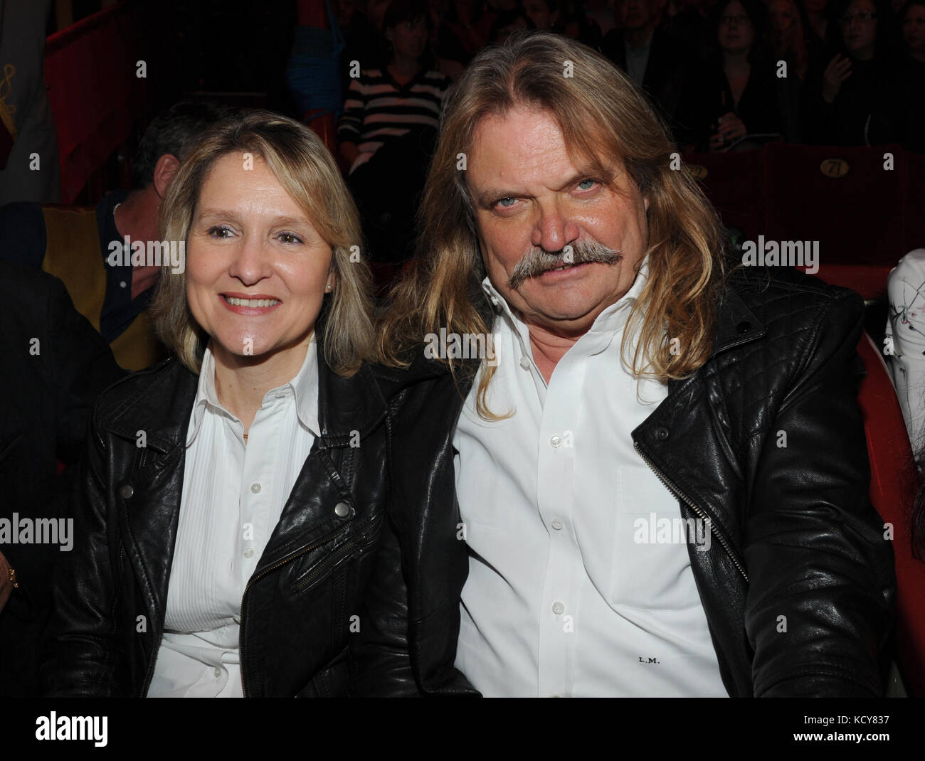 Monaco, Germania. 7 ottobre 2017. Il musicista e compositore Leslie Mandoki e la moglie Eva durante la prima serata di gala del Circo Roncalli con lo slogan "40 anni di viaggio verso l'arcobaleno" presso la tenda Leonrods Plaza di Monaco, Germania, 7 ottobre 2017. Lo spettacolo del giubileo durerà fino al 12 novembre 2017. Crediti: Ursula Düren/dpa/Alamy Live News Foto Stock